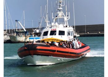 Erano a 20 miglia dalla costa su barca alla deriva