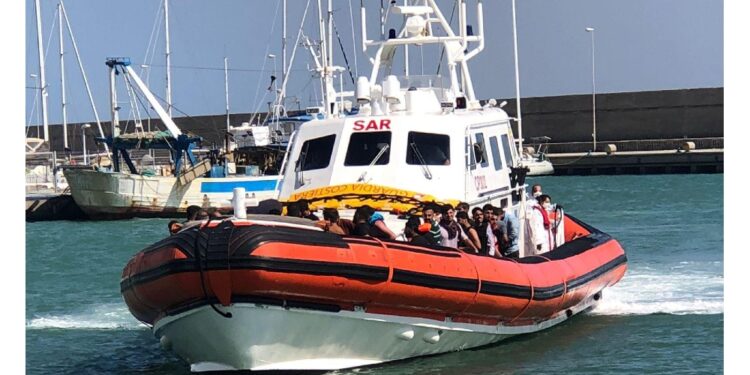 Erano a 20 miglia dalla costa su barca alla deriva