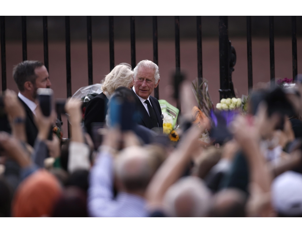 Re Carlo a Buckingham Palace, la folla lo acclama