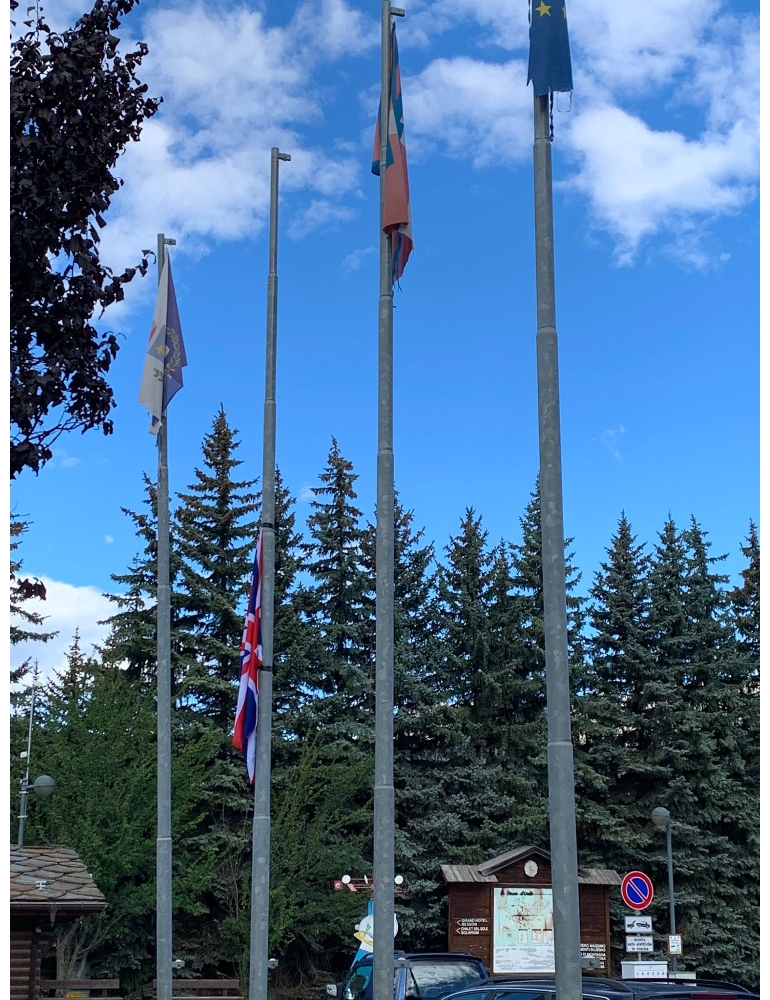 Regina: bandiere inglesi a mezz’asta a Sauze d’Oulx