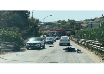 Nel nisseno scooterista finisce contro un auto