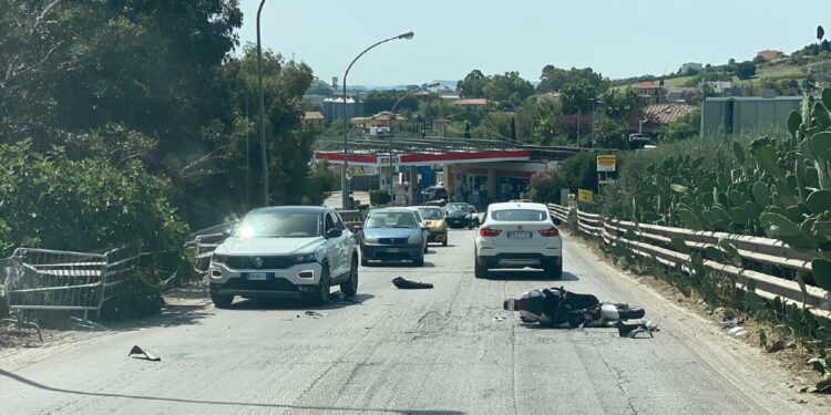 Nel nisseno scooterista finisce contro un auto