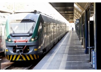 Lunghe file al capolinea Amtab della stazione del capoluogo