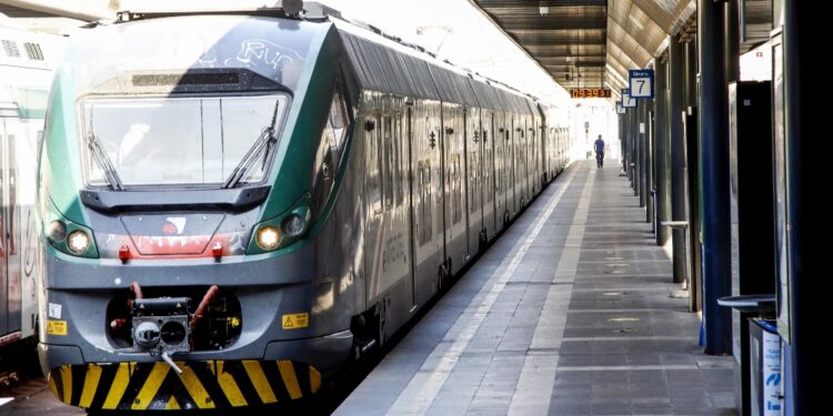 Lunghe file al capolinea Amtab della stazione del capoluogo