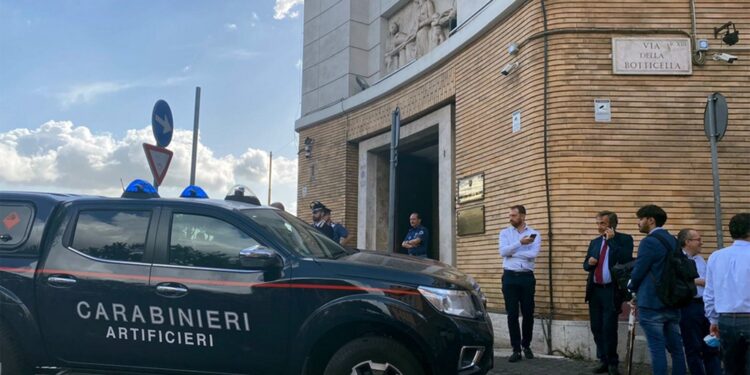 Sul posto sono presenti gli artificieri dei carabinieri