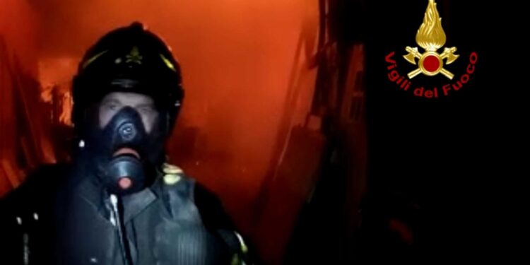 Rogo spento da vigili fuoco si stava dirigendo verso una casa