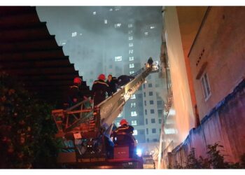 Tra le vittime 15 donne. L'incendio causato da un corto circuito