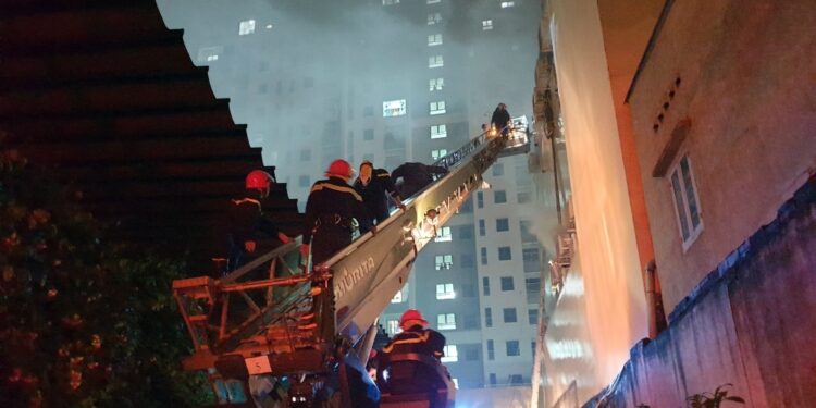 Tra le vittime 15 donne. L'incendio causato da un corto circuito