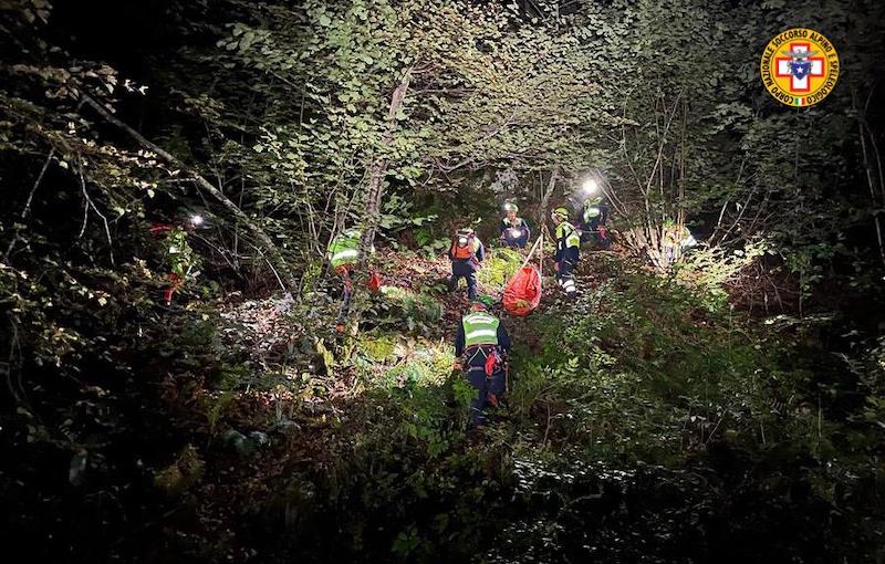 Garzeno, esce a cercare funghi ma non rientra. 71enne trovato morto in un dirupo