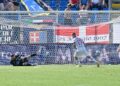 La rete del 2-0 degli ospiti, segnata su rigore (foto Roberto Colombo)