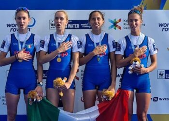 L'armo con la comasca Arianna Noseda, prima a destra (foto Perna-Canottaggio.org)