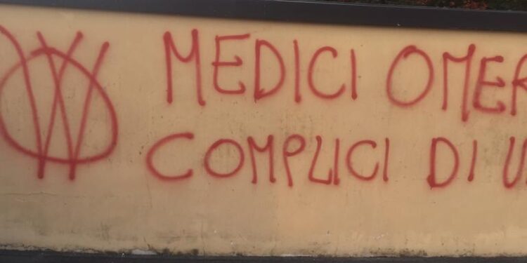 Scritte no vax ospedale Cantù