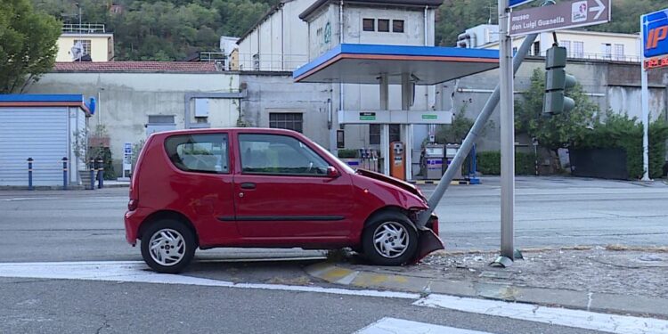 Auto contro il semaforo