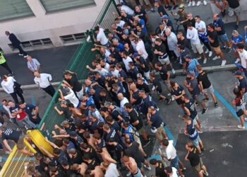 Il confronto di fine partita, sabato scorso, tra tifosi, dirigenti e giocatori