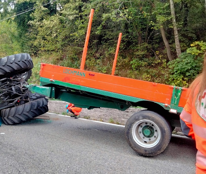 Si ribalta con il trattore al Pian del Tivano, morto agricoltore di 75 anni