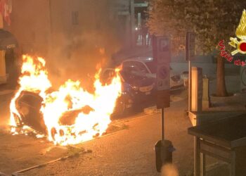 Incendio nella notte in via Bellinzona a Como