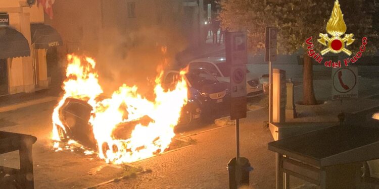 Incendio nella notte in via Bellinzona a Como