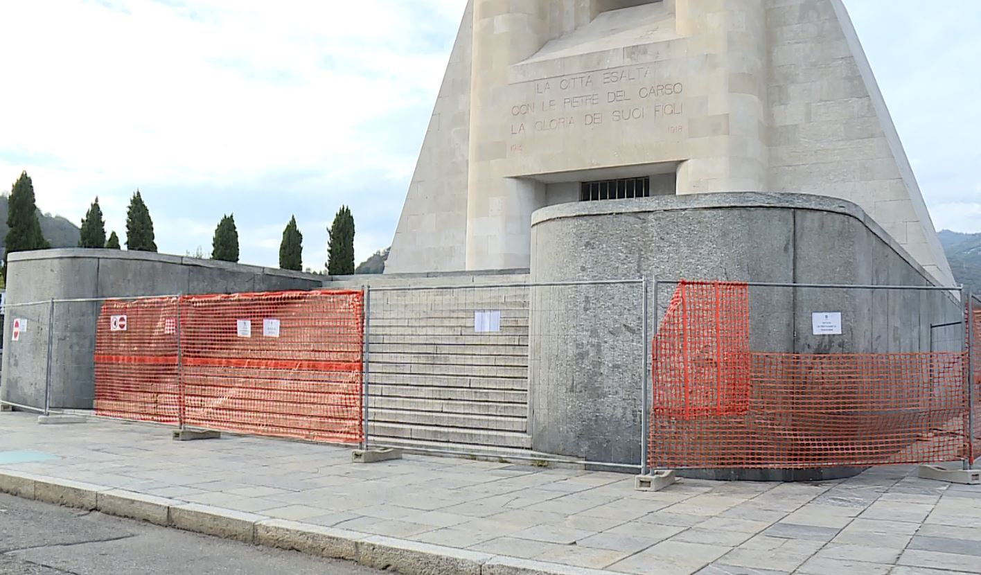 Como, transennato (anche) il Monumento ai Caduti