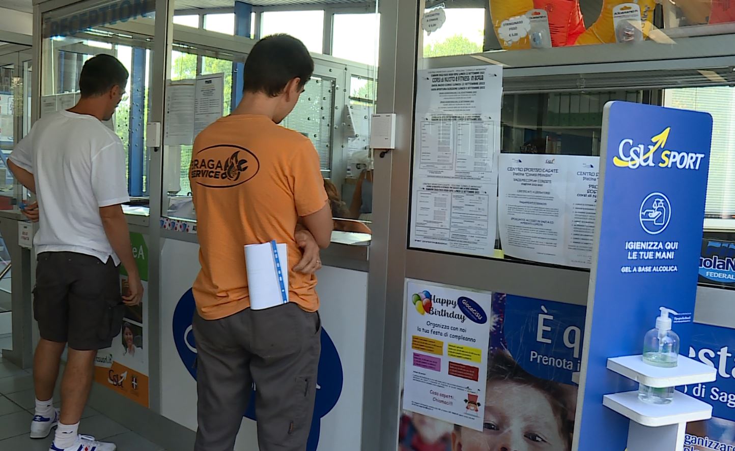 Como senza piscine, presi d’assalto gli impianti aperti. Quattro ore di coda per le iscrizioni a Casate