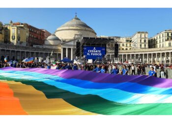 Folla a piazza Plebiscito per la manifestazione della Regione