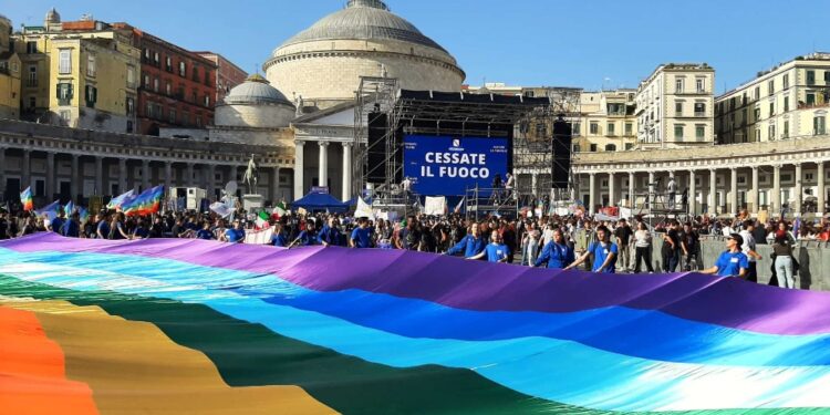 Folla a piazza Plebiscito per la manifestazione della Regione