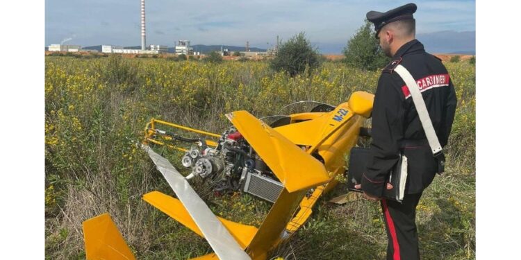 Avaria durante volo panoramico. Pilota lo fa scendere in prato