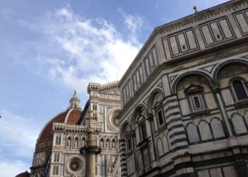 Sono l'agente alla guida e otto pedoni in processione peruviani