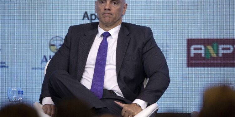 Per il giudice Alexandre de Moraes 'corrodono la democrazia'