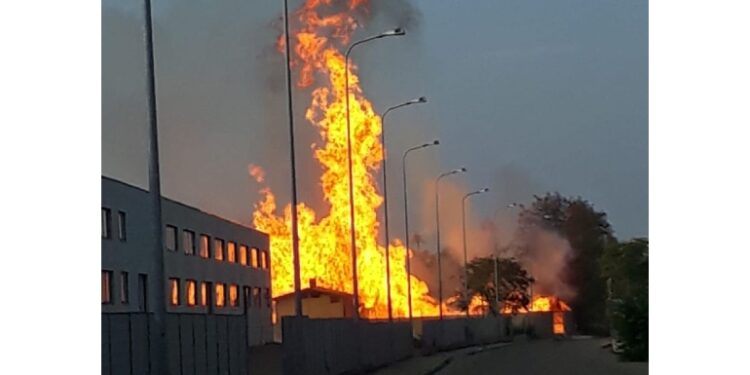 L'incendio è visibile dall'autostrada A7