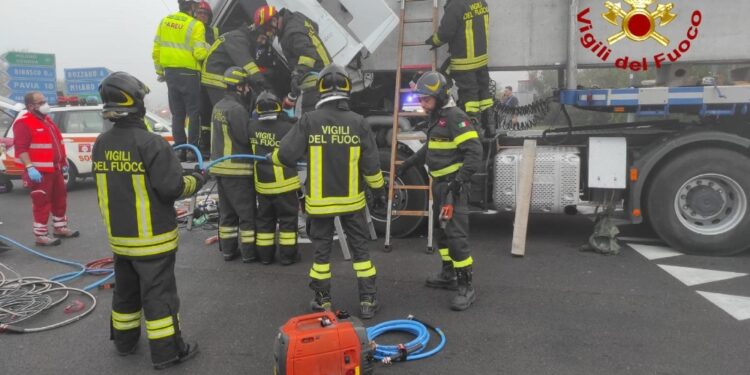 L'infortunio dopo un incidente contro un'auto nel Milanese