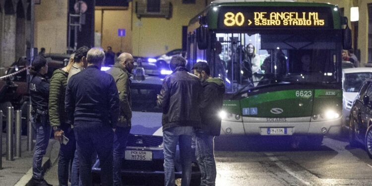 Sparati cinque colpi pistola sotto la sua casa