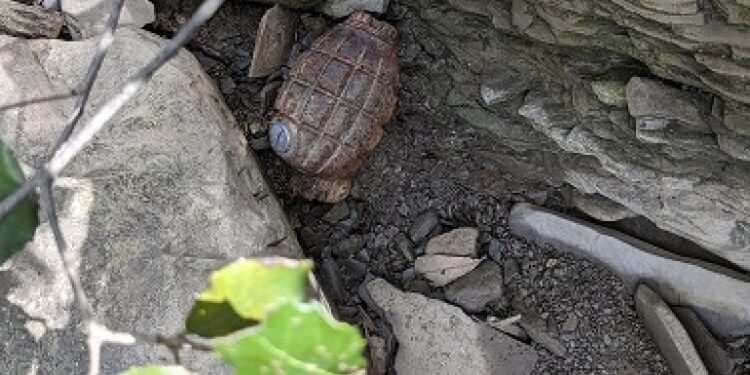 A Castiglion Fiorentino. Una bomba a mano detta 'ananas'