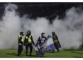 Migliaia di tifosi hanno invaso il campo furiosi per sconfitta