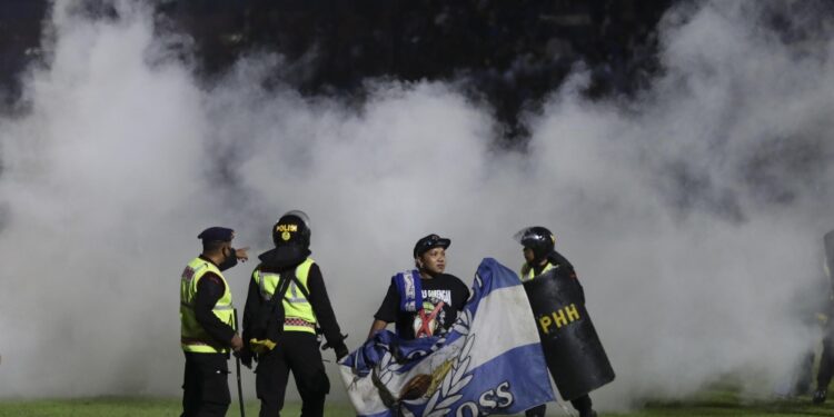 Migliaia di tifosi hanno invaso il campo furiosi per sconfitta