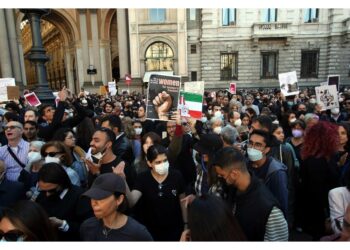 Centinaia iraniane hanno chiesto una rivoluzione pacifica