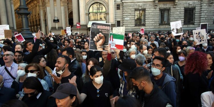 Centinaia iraniane hanno chiesto una rivoluzione pacifica