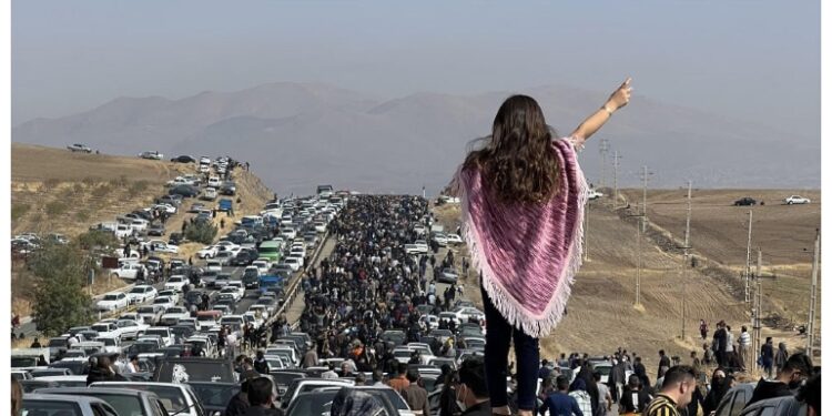 Durante la manifestazione per commemorare Mahsa