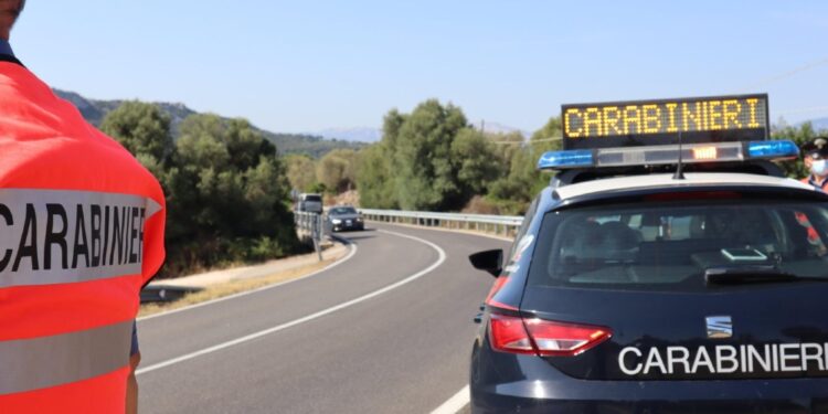 Carabinieri a caccia auto pirata che si è dileguata dopo scontro