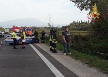 Carcassa dell'auto individuata stamane vicino ad Affi