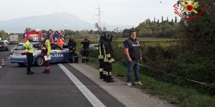 Carcassa dell'auto individuata stamane vicino ad Affi