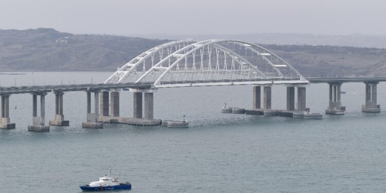 Collega la penisola alla Russia