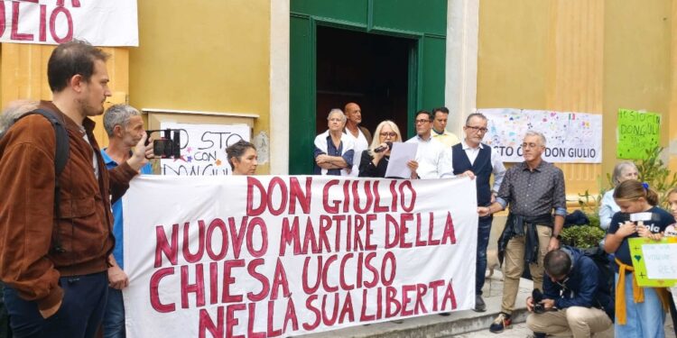 A Bonassola per don Giulio che difende coppie gay e eutanasia