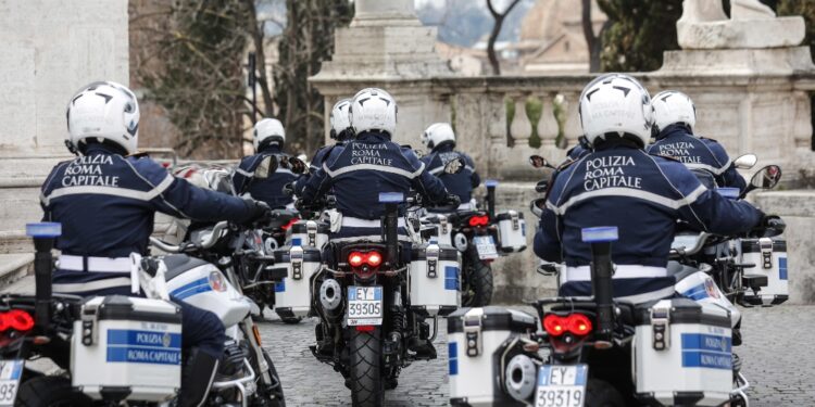 Incidente all'alba nella zona di Tor Tre Teste. Tre i feriti