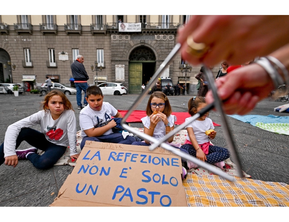 Scuola: protesta a Napoli per mancata partenza refezione