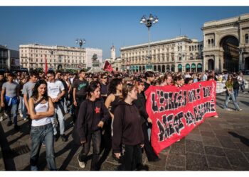 Flash mob e un minuto di silenzio per ricordare i morti