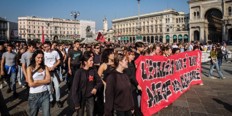 Flash mob e un minuto di silenzio per ricordare i morti