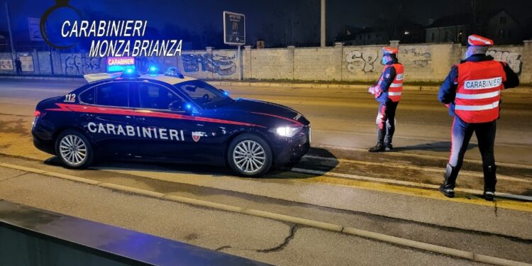 Ha rifiutato l'alcotest e ha preso a calci i militari