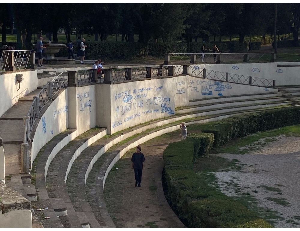 Vandali a Villa Borghese, rimosse scritte su muro Galoppatoio