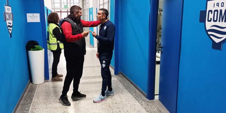 Silvio Baldini, allenatore del Perugia, e Moreno Longo mentre discutono del match fuori dalla sala stampa