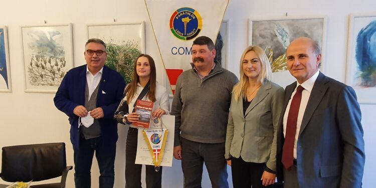 da sx Edoardo Ceriani (Presidente Panathlon), Angela Casarola (con i genitori Maurizio e Ludmilla) premiata l’8 marzo 22 e Guido Stancanelli (Presidente LarioIn e Distict manager di Banca Generali)